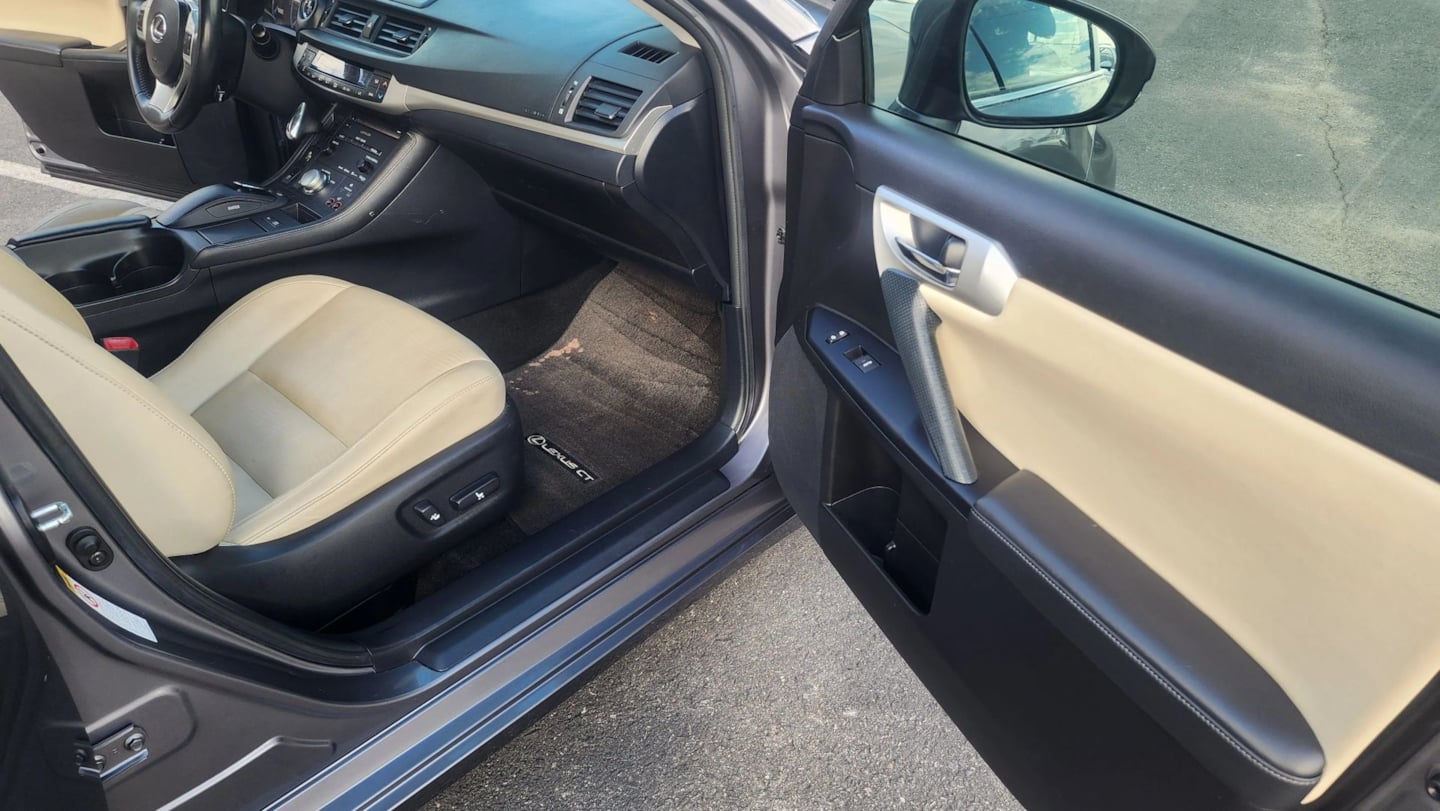 Lexus CT photo 16