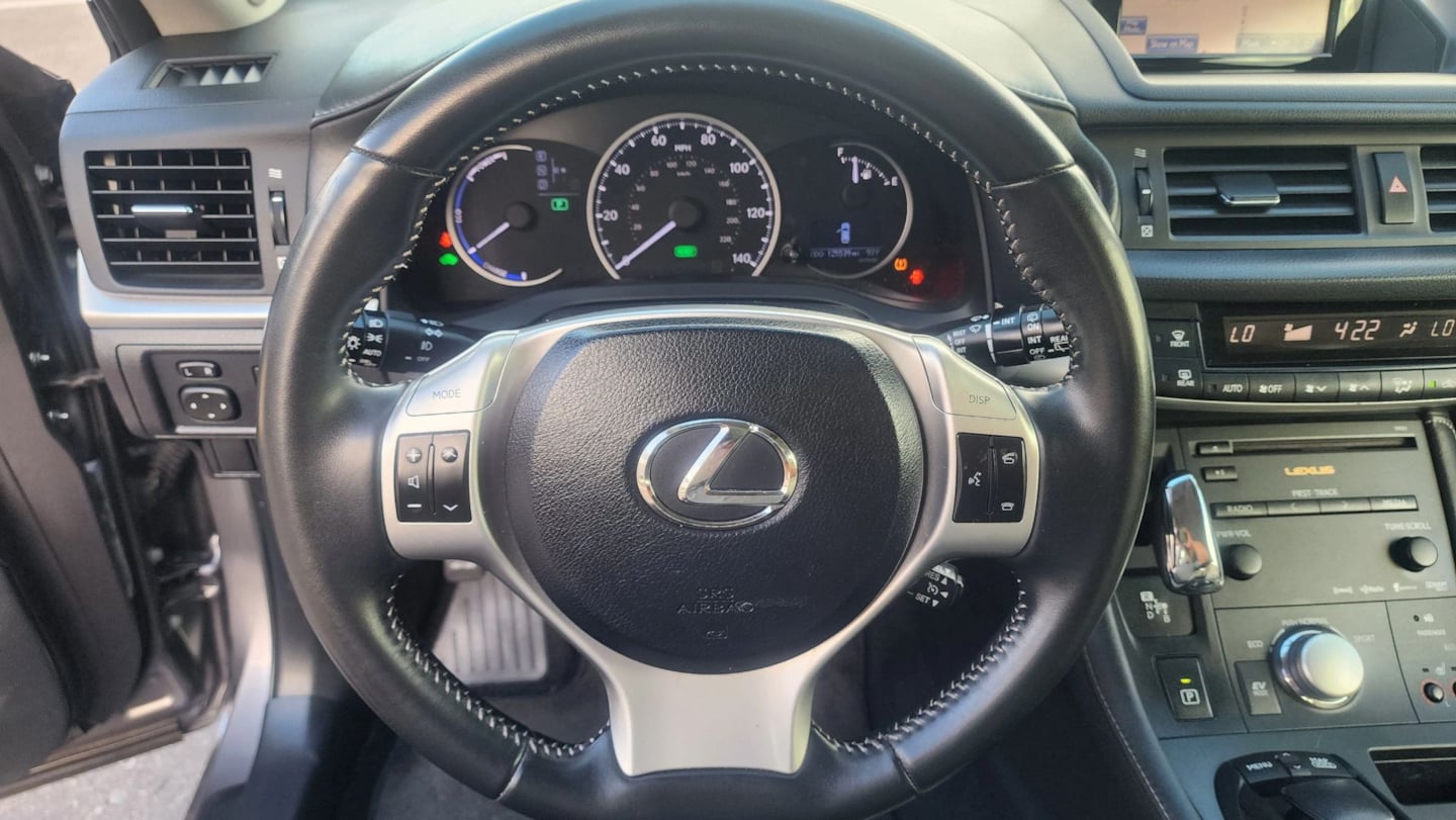 Lexus CT photo 24
