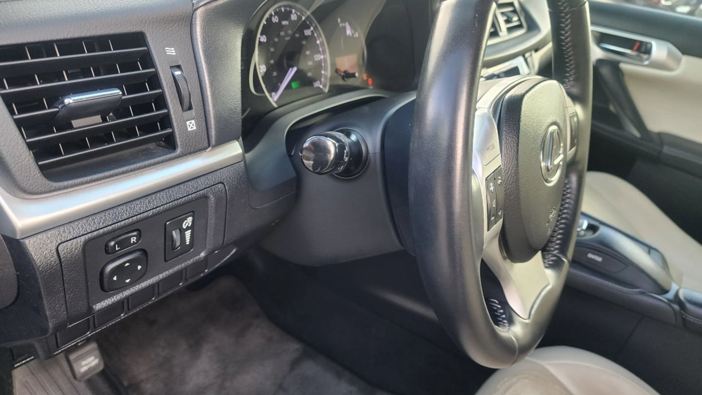 Lexus CT photo 31