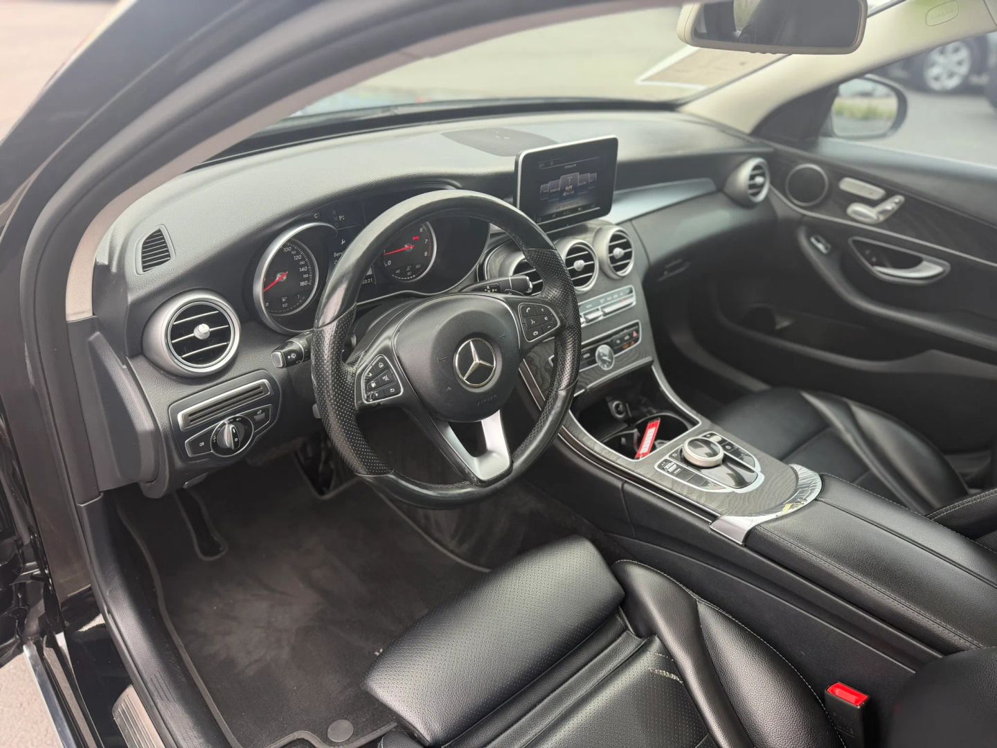 Mercedes-Benz C300 photo 11