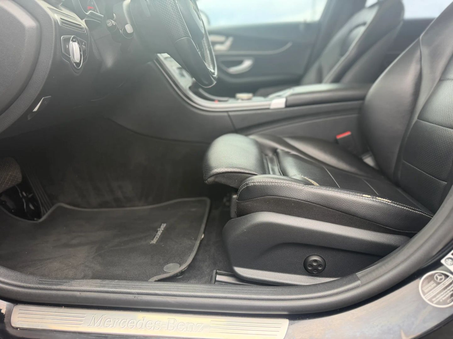 Mercedes-Benz C300 photo 13