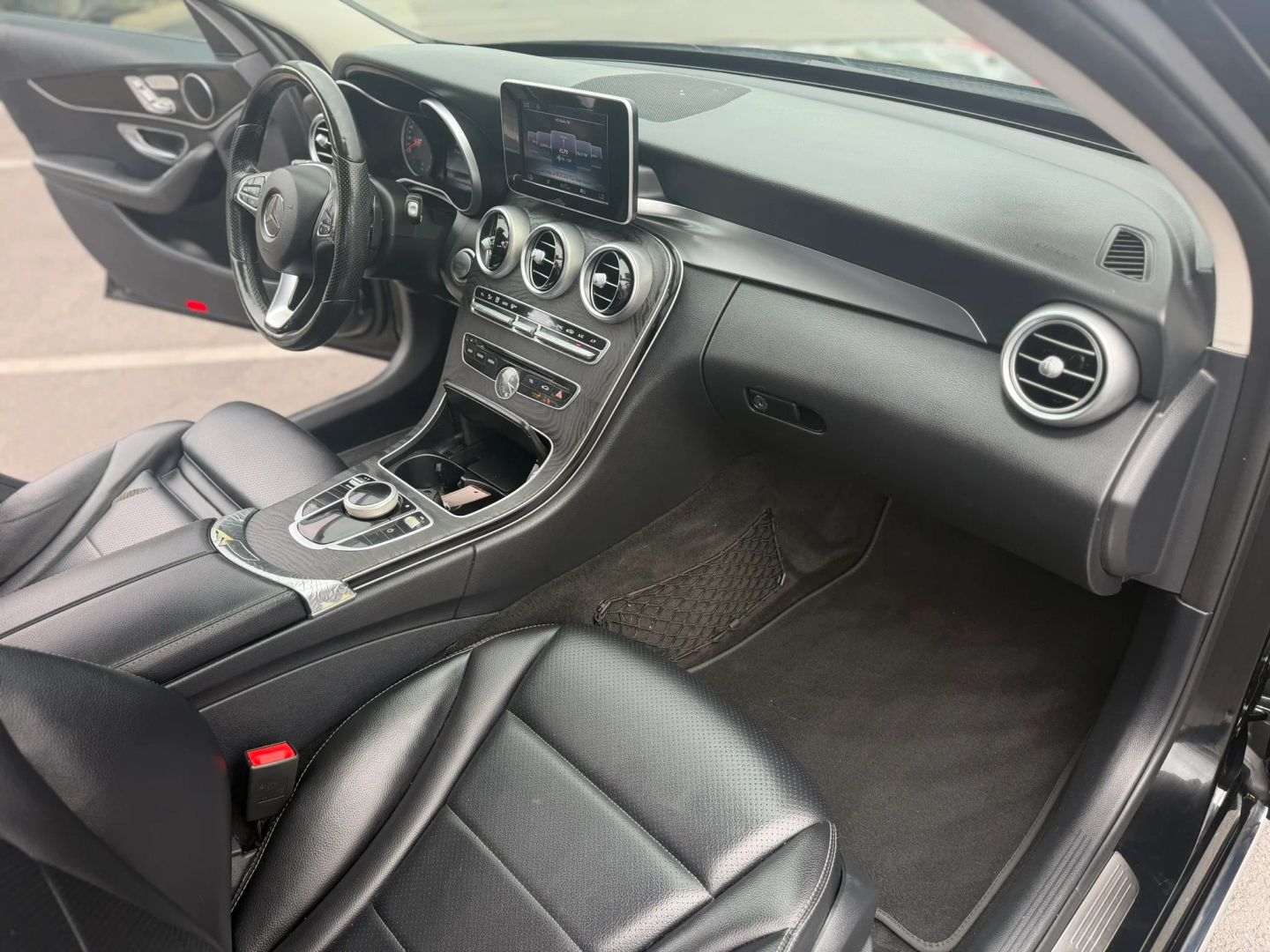 Mercedes-Benz C300 photo 16