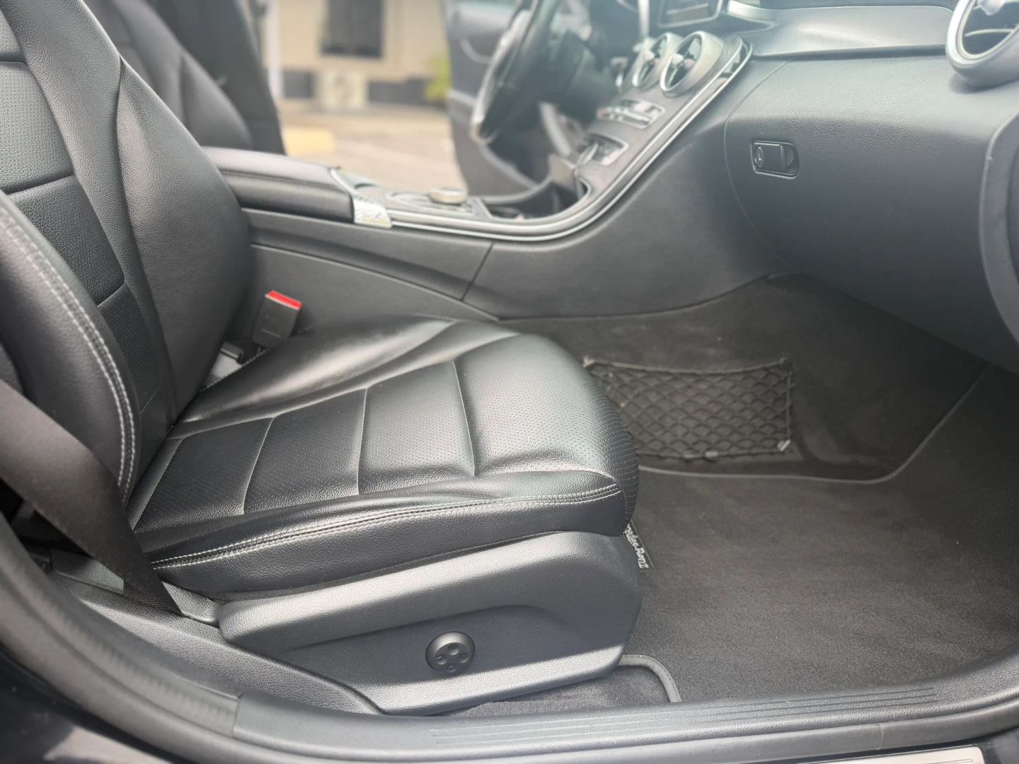 Mercedes-Benz C300 photo 19