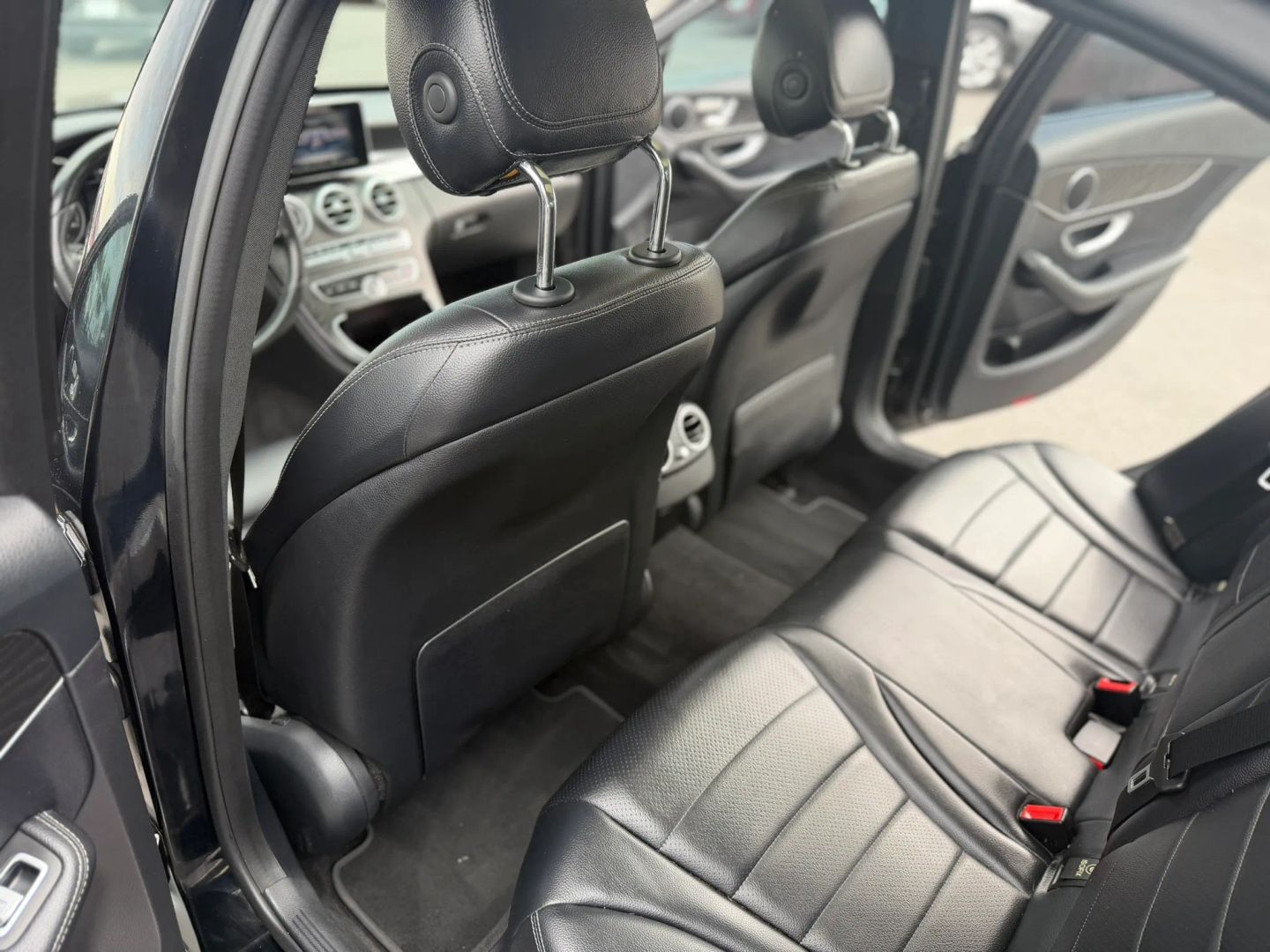Mercedes-Benz C300 photo 23