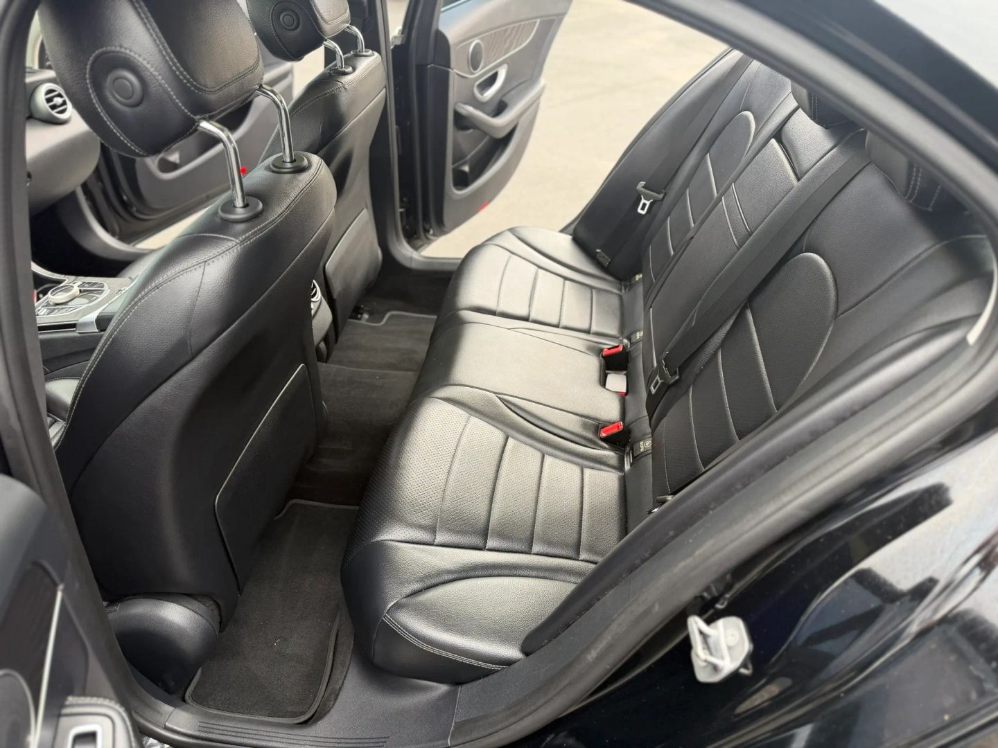 Mercedes-Benz C300 photo 24