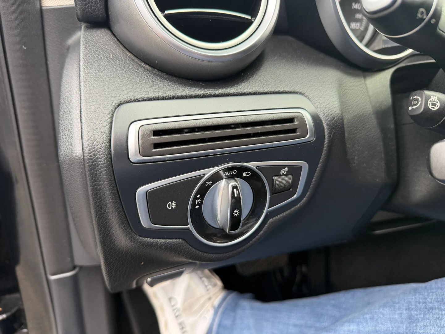 Mercedes-Benz C300 photo 30