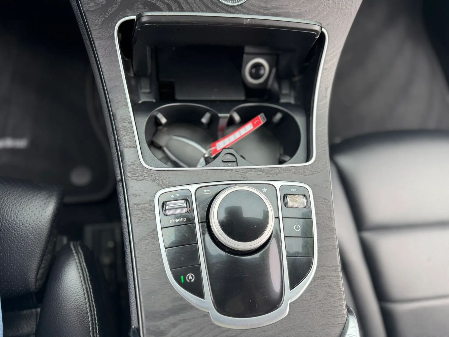 Mercedes-Benz C300 photo 32