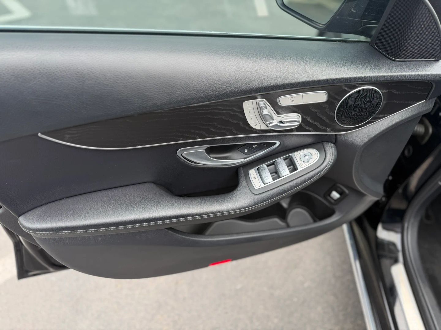 Mercedes-Benz C300 photo 35