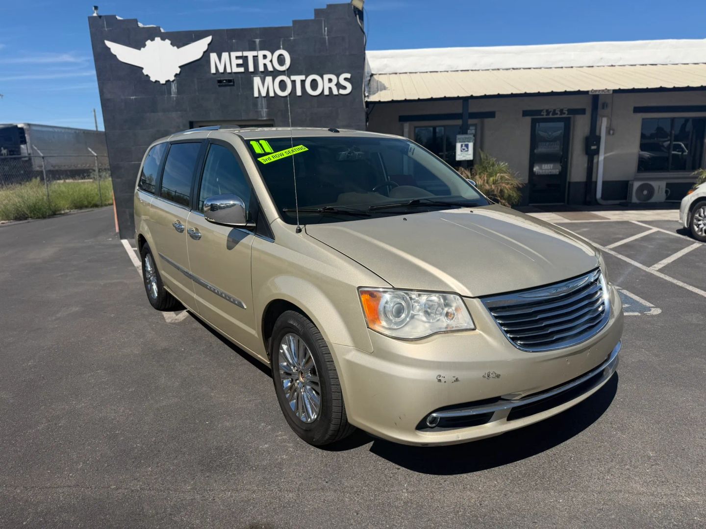 Chrysler Town and Country photo 2