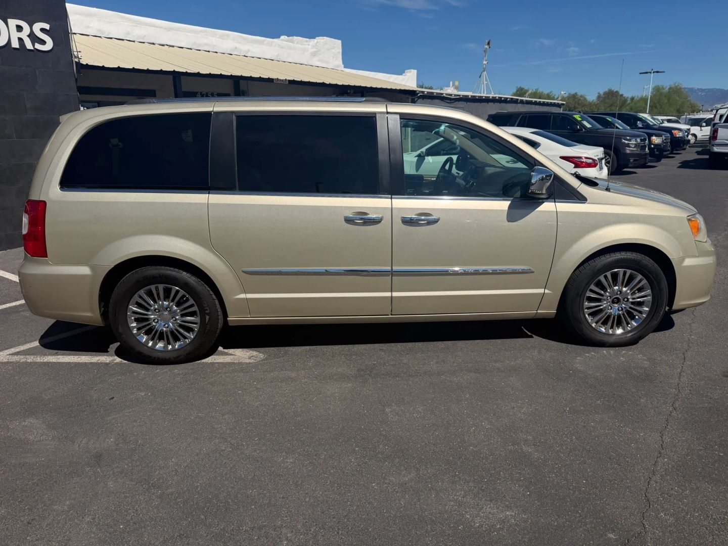 Chrysler Town and Country photo 3