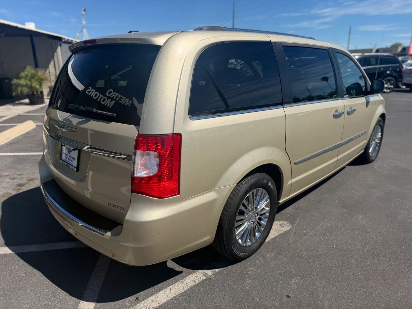 Chrysler Town and Country photo 4