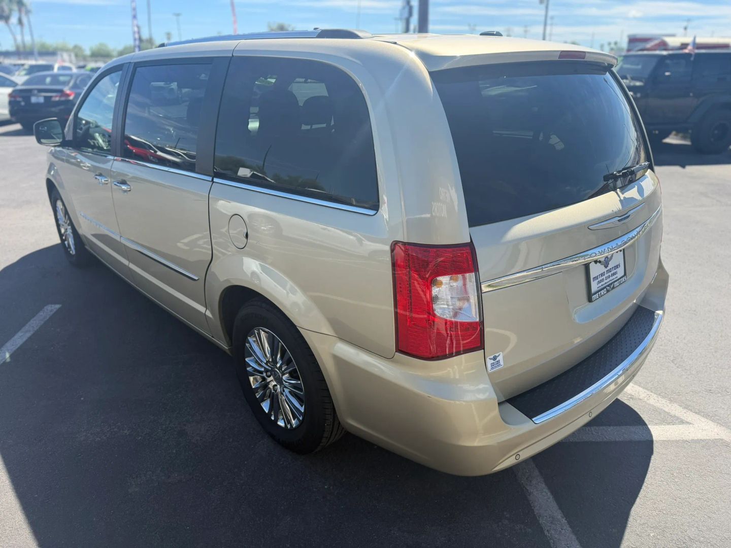Chrysler Town and Country photo 6