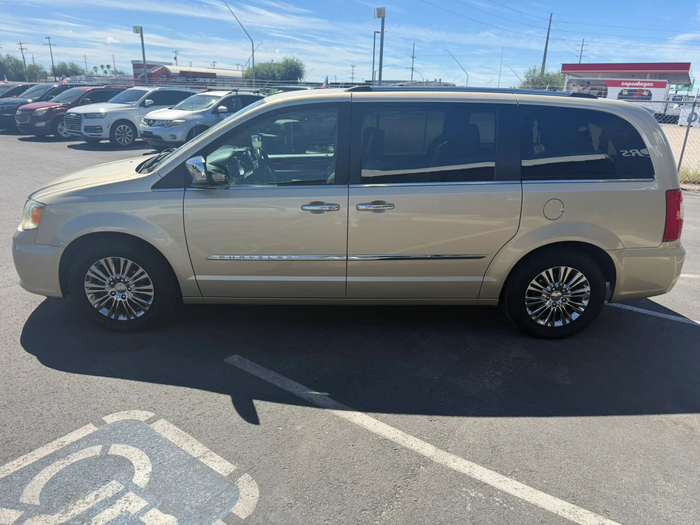Chrysler Town and Country photo 7