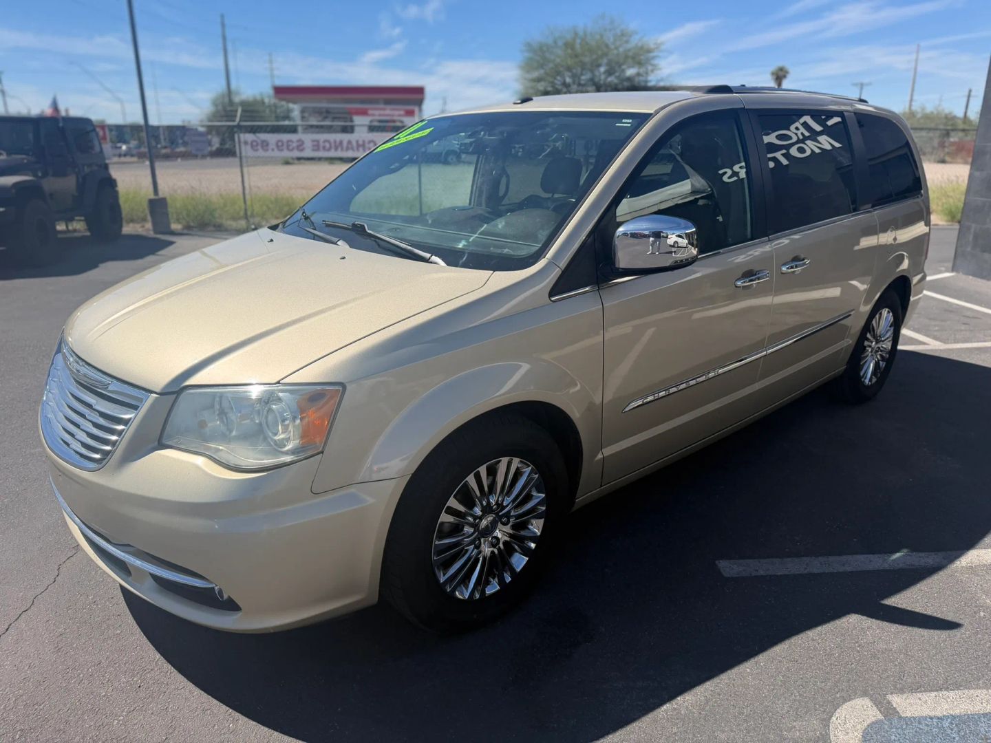 Chrysler Town and Country photo 8