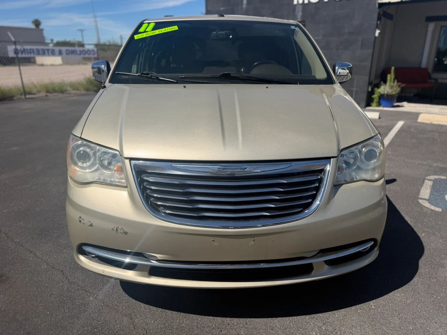 Chrysler Town and Country photo 9
