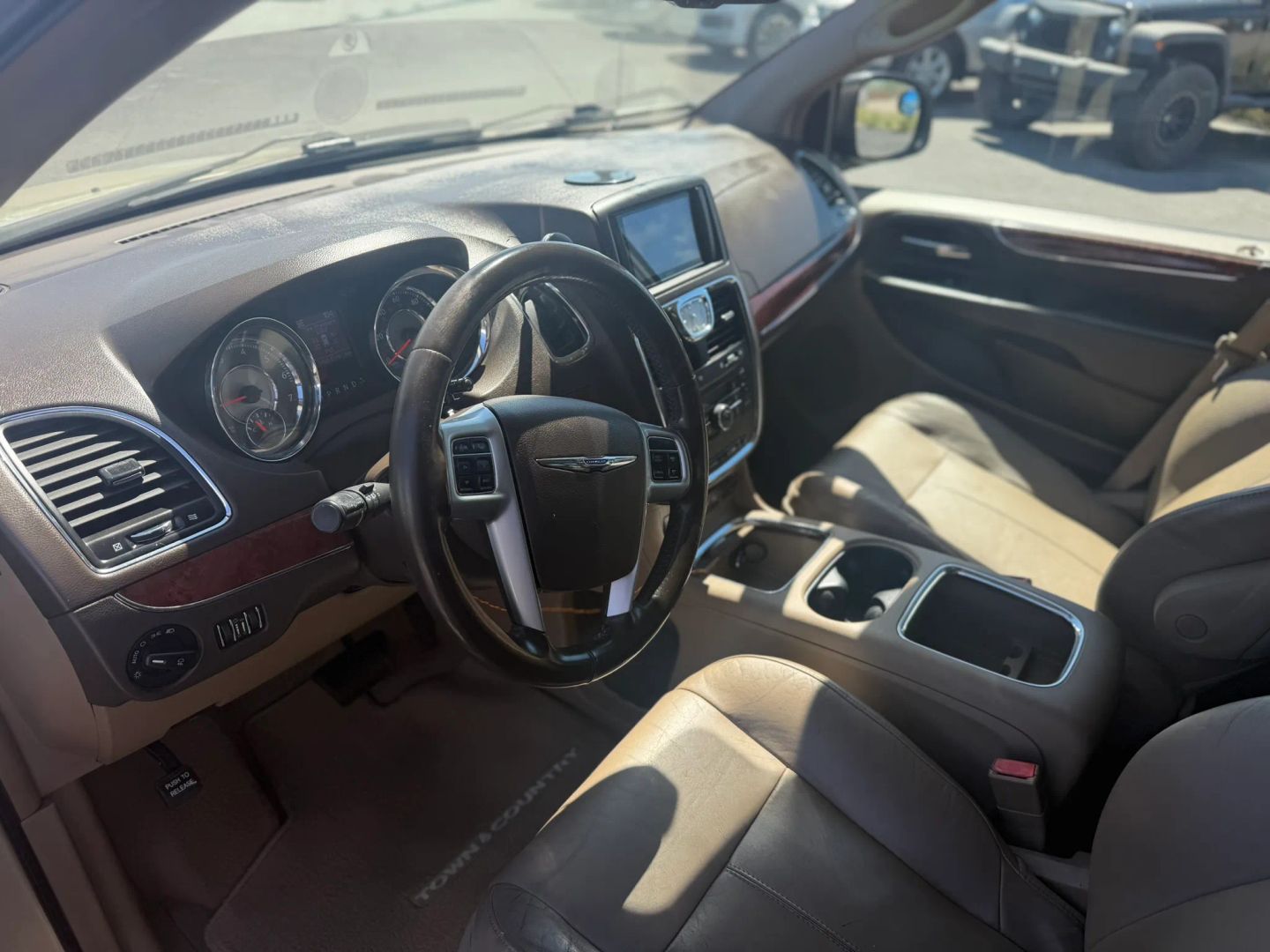 Chrysler Town and Country photo 10