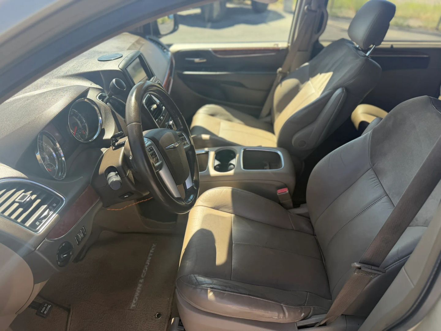 Chrysler Town and Country photo 11