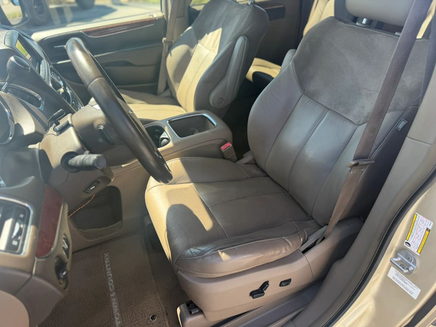 Chrysler Town and Country photo 12
