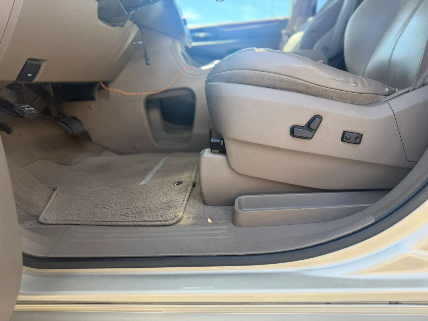 Chrysler Town and Country photo 13