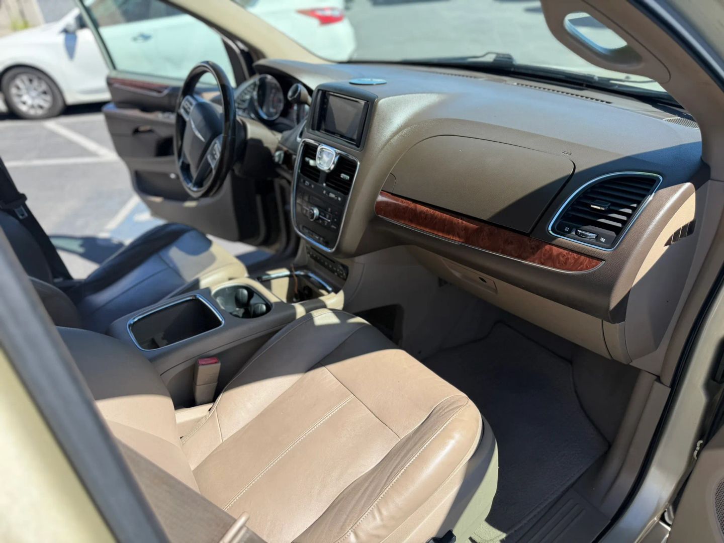 Chrysler Town and Country photo 14