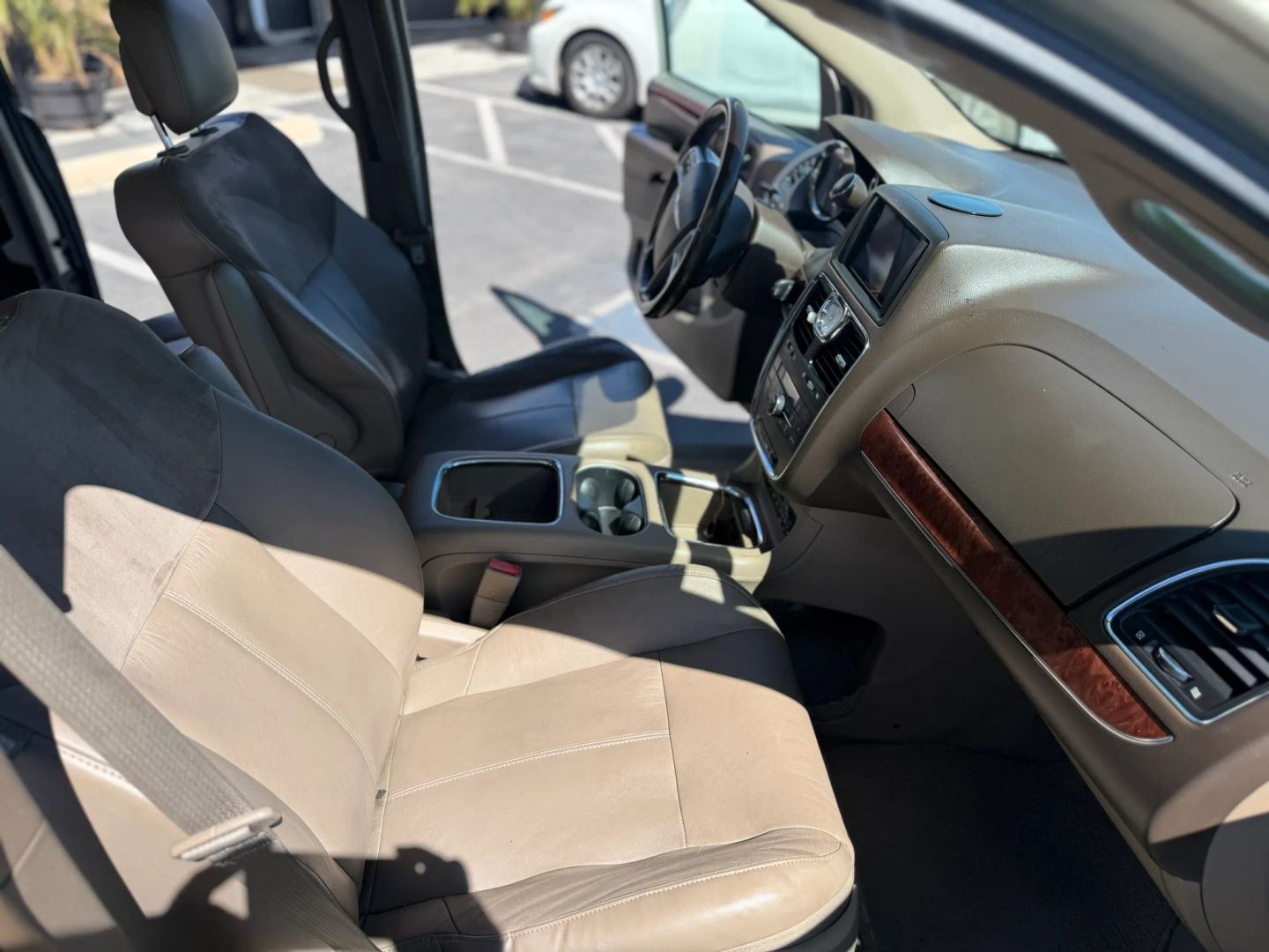 Chrysler Town and Country photo 15