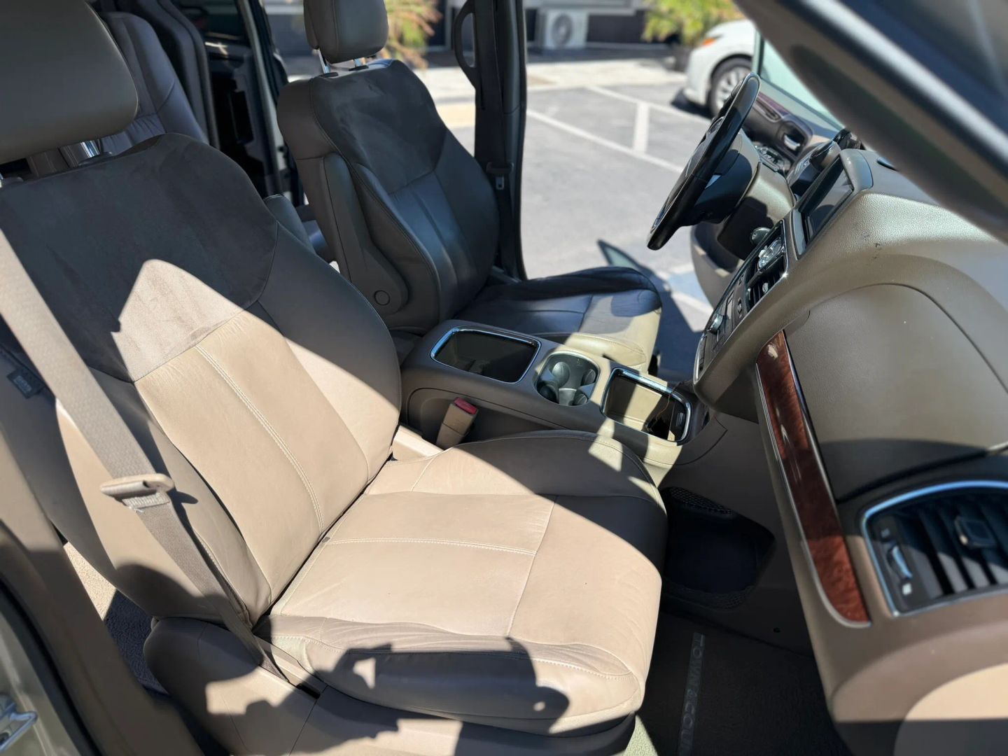 Chrysler Town and Country photo 16