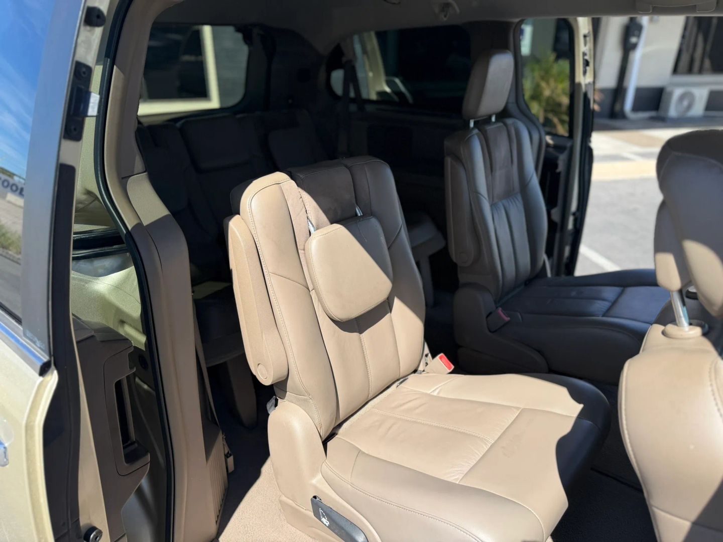 Chrysler Town and Country photo 18