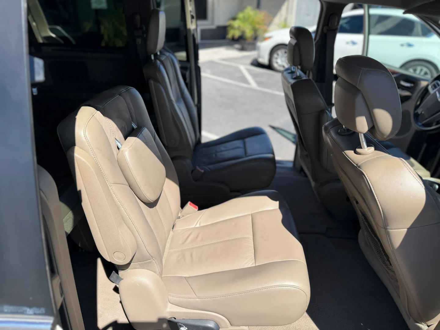 Chrysler Town and Country photo 19