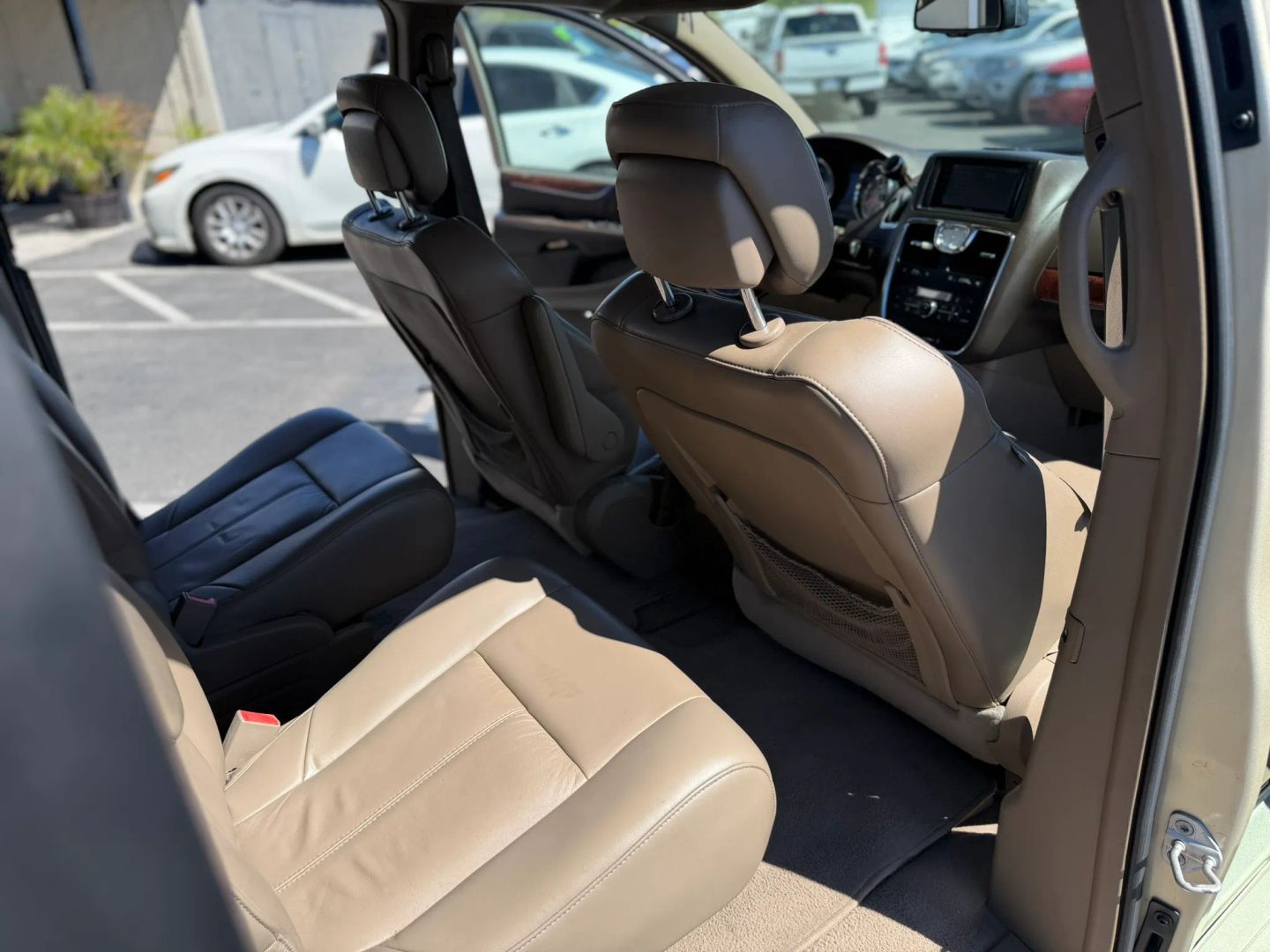 Chrysler Town and Country photo 20