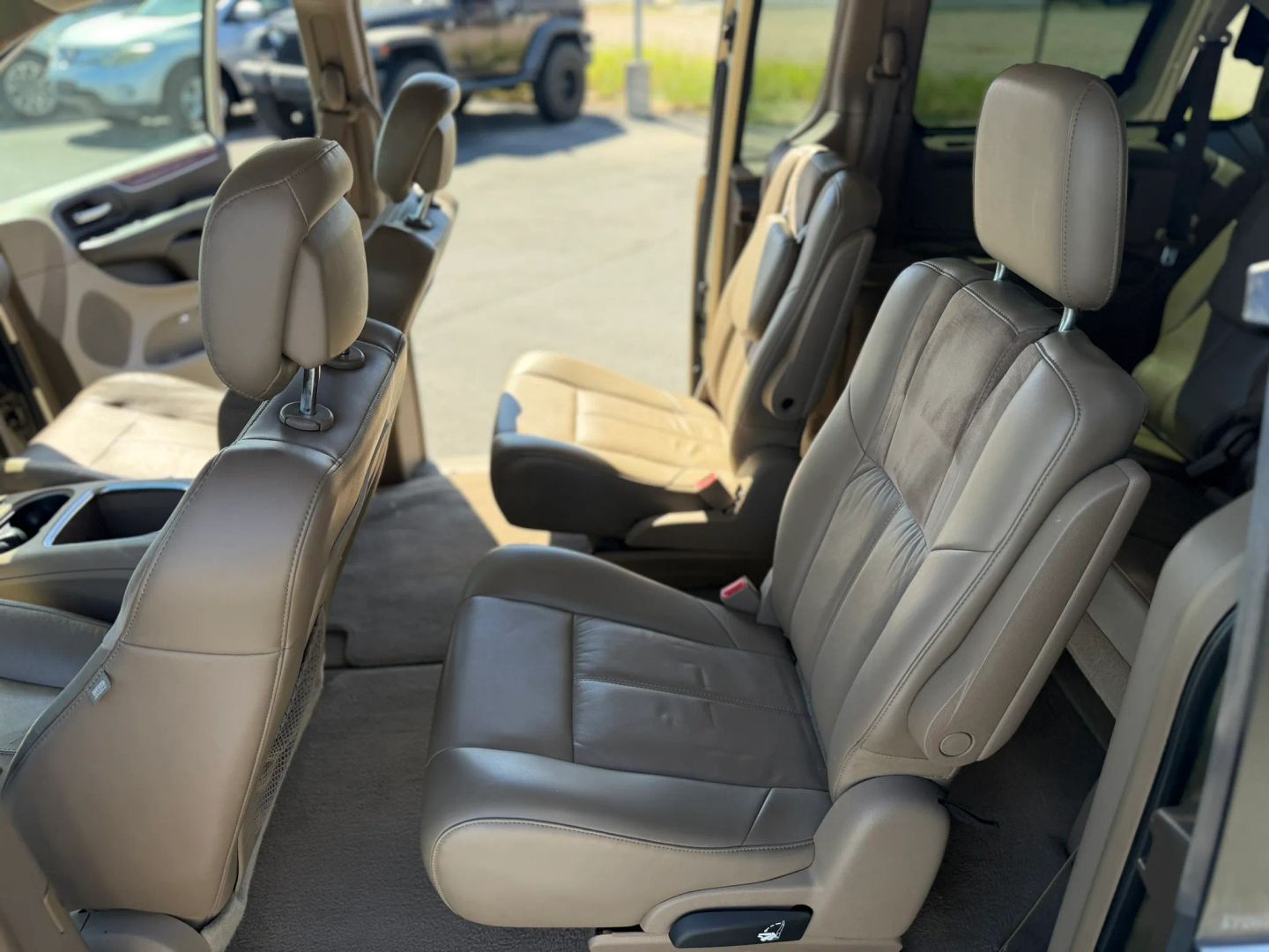 Chrysler Town and Country photo 21