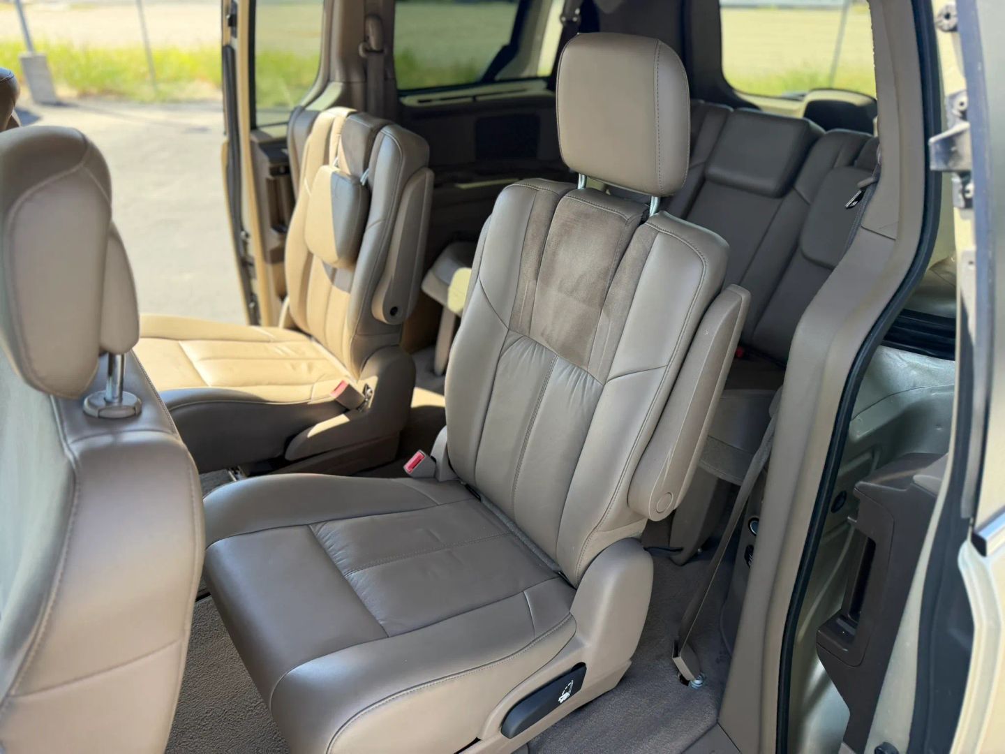 Chrysler Town and Country photo 22