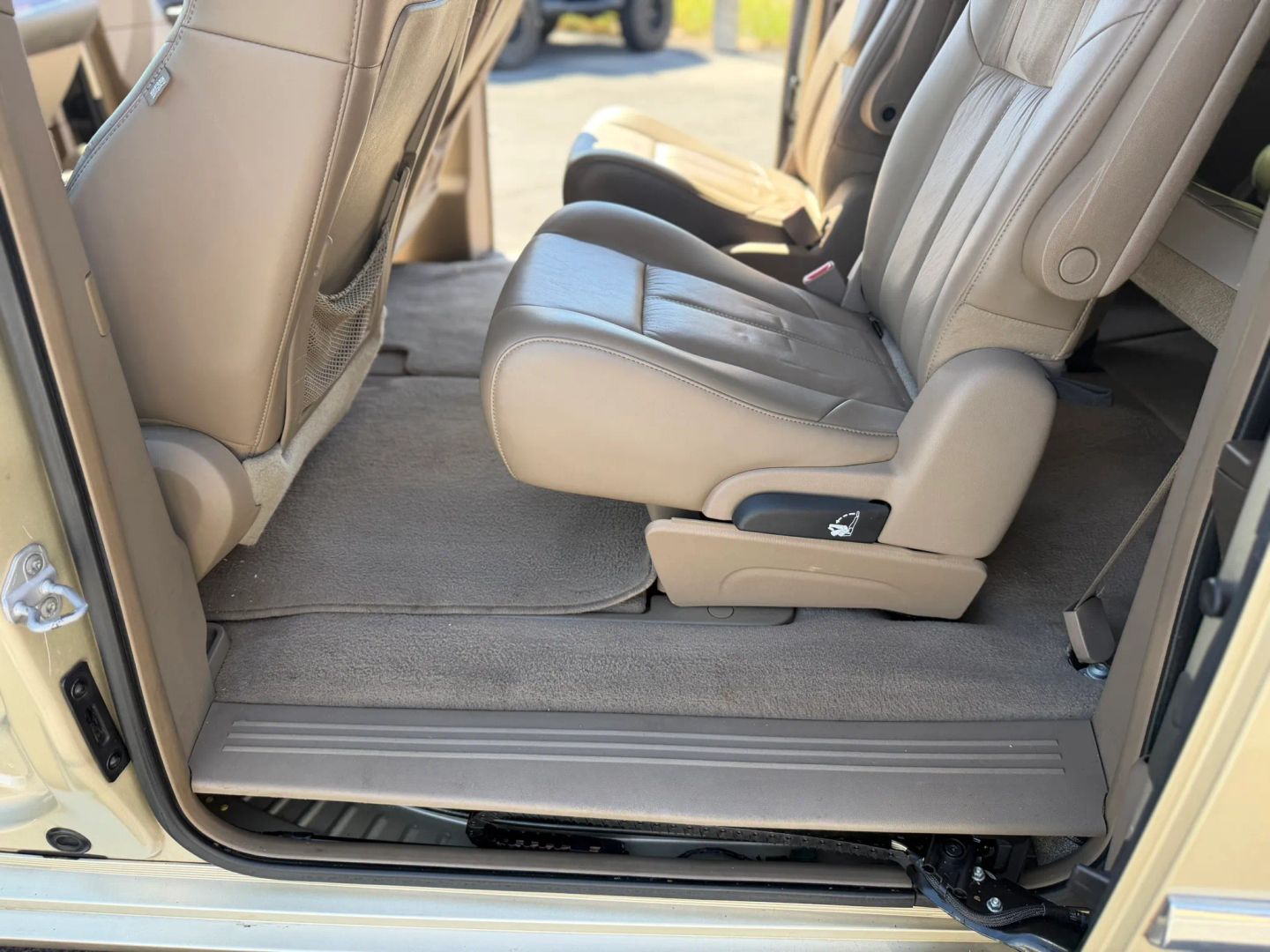 Chrysler Town and Country photo 23