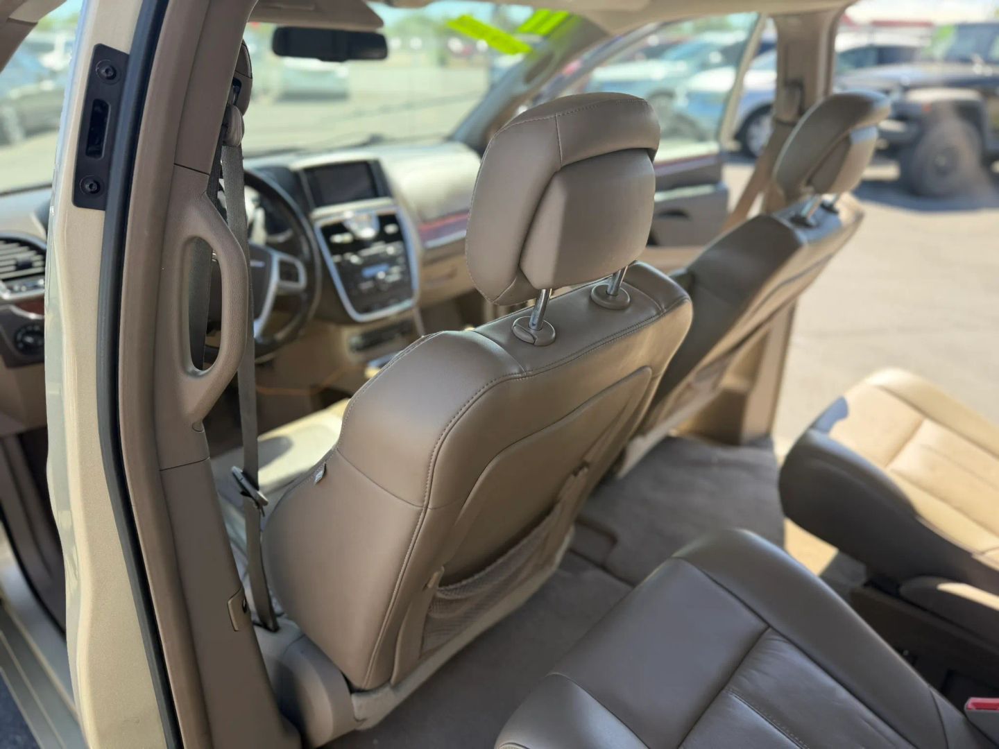Chrysler Town and Country photo 24