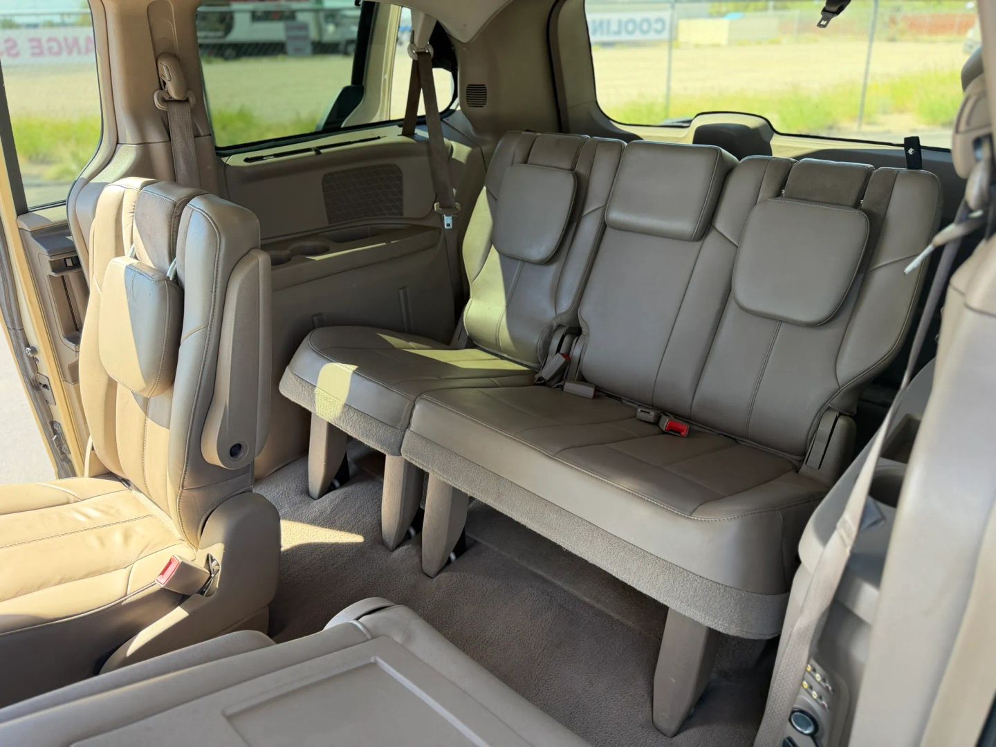 Chrysler Town and Country photo 25