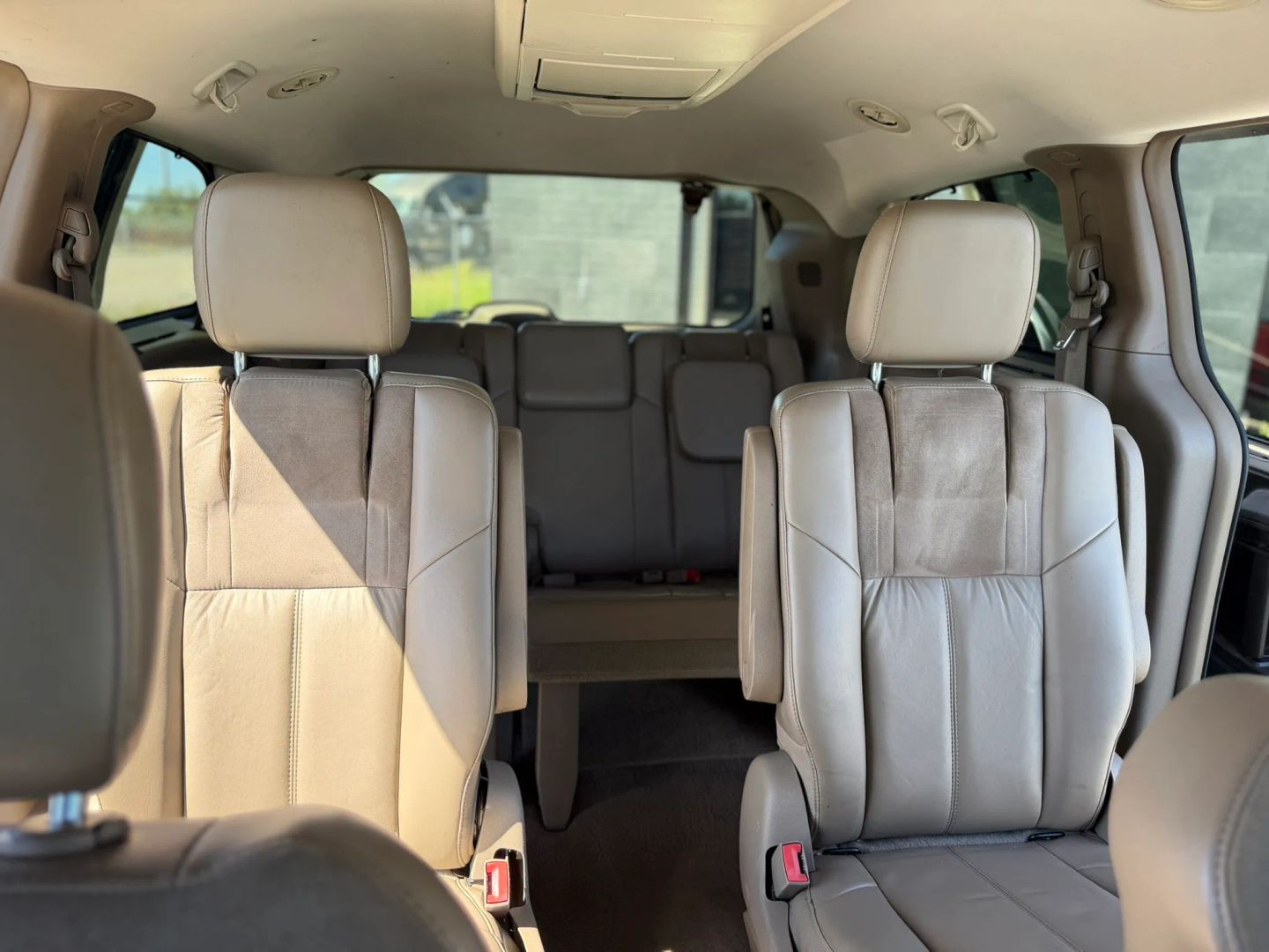 Chrysler Town and Country photo 27