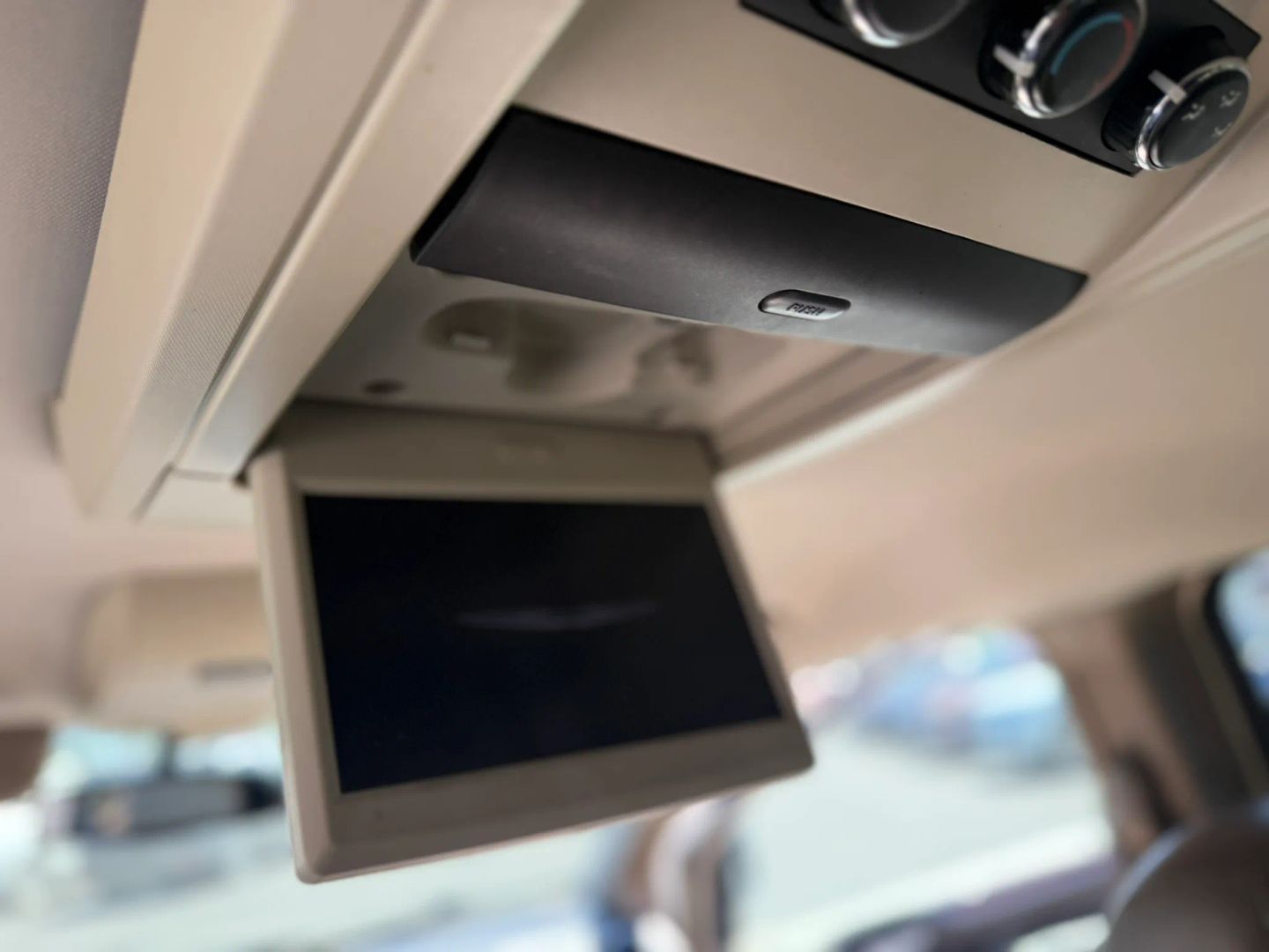 Chrysler Town and Country photo 29