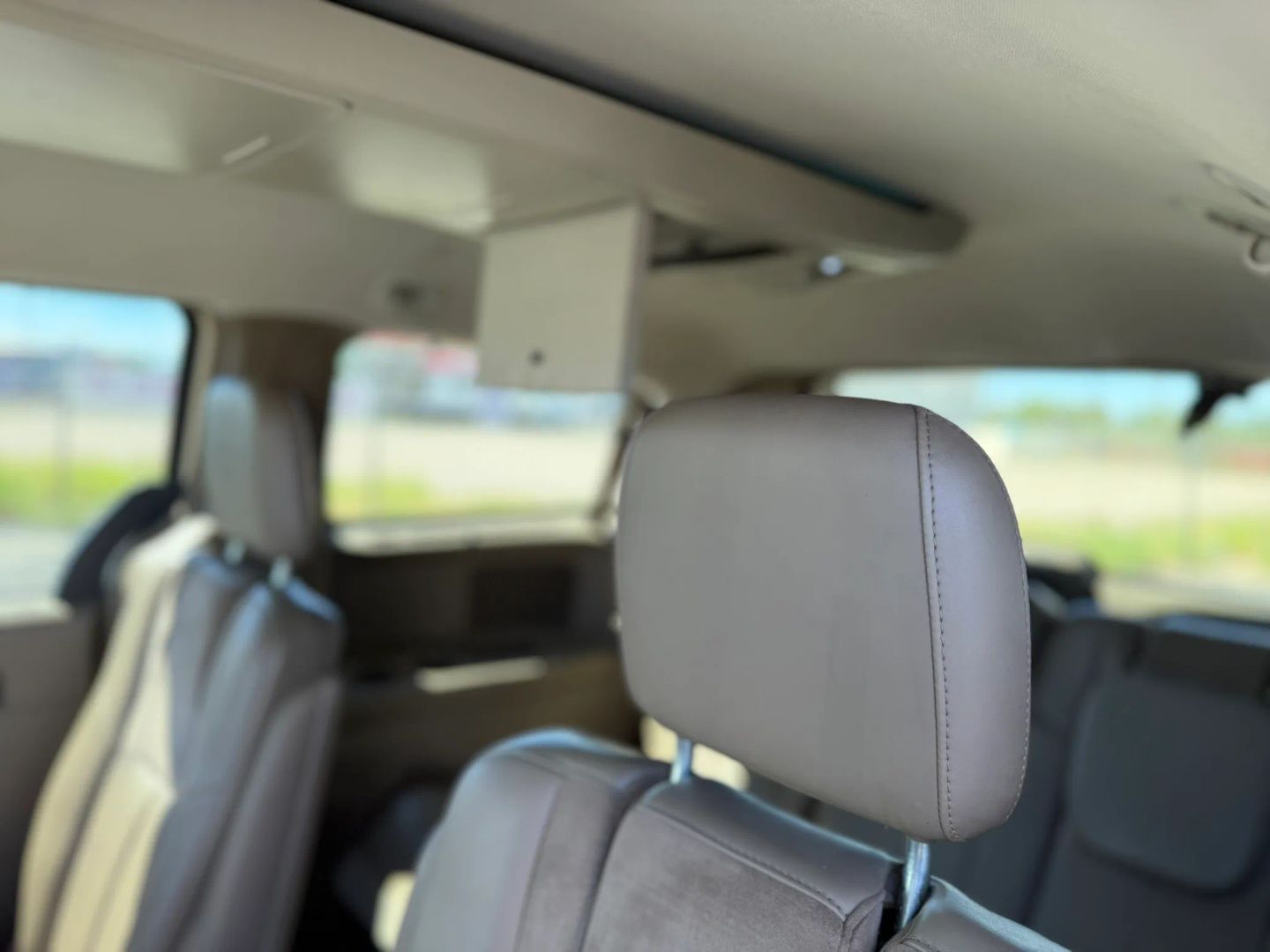 Chrysler Town and Country photo 30