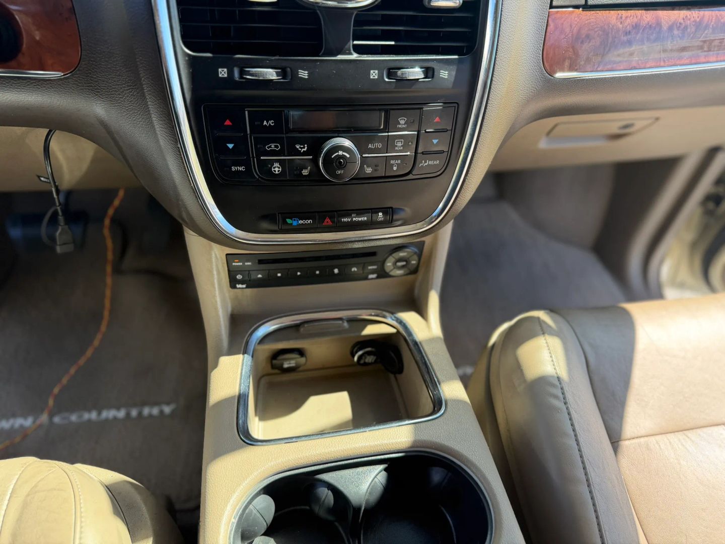 Chrysler Town and Country photo 32
