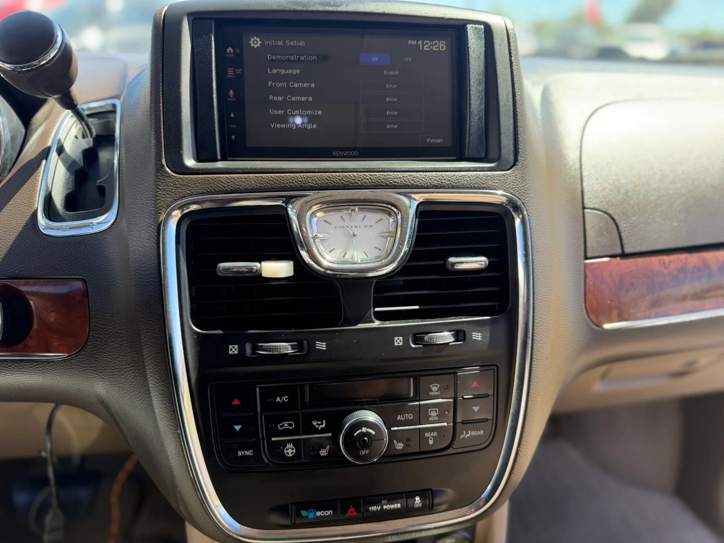 Chrysler Town and Country photo 33