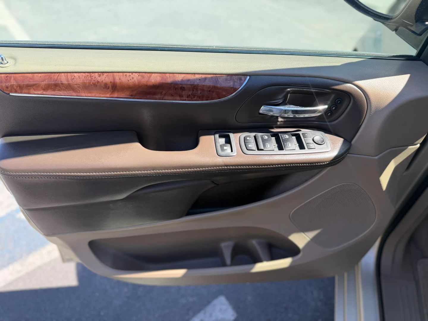 Chrysler Town and Country photo 39