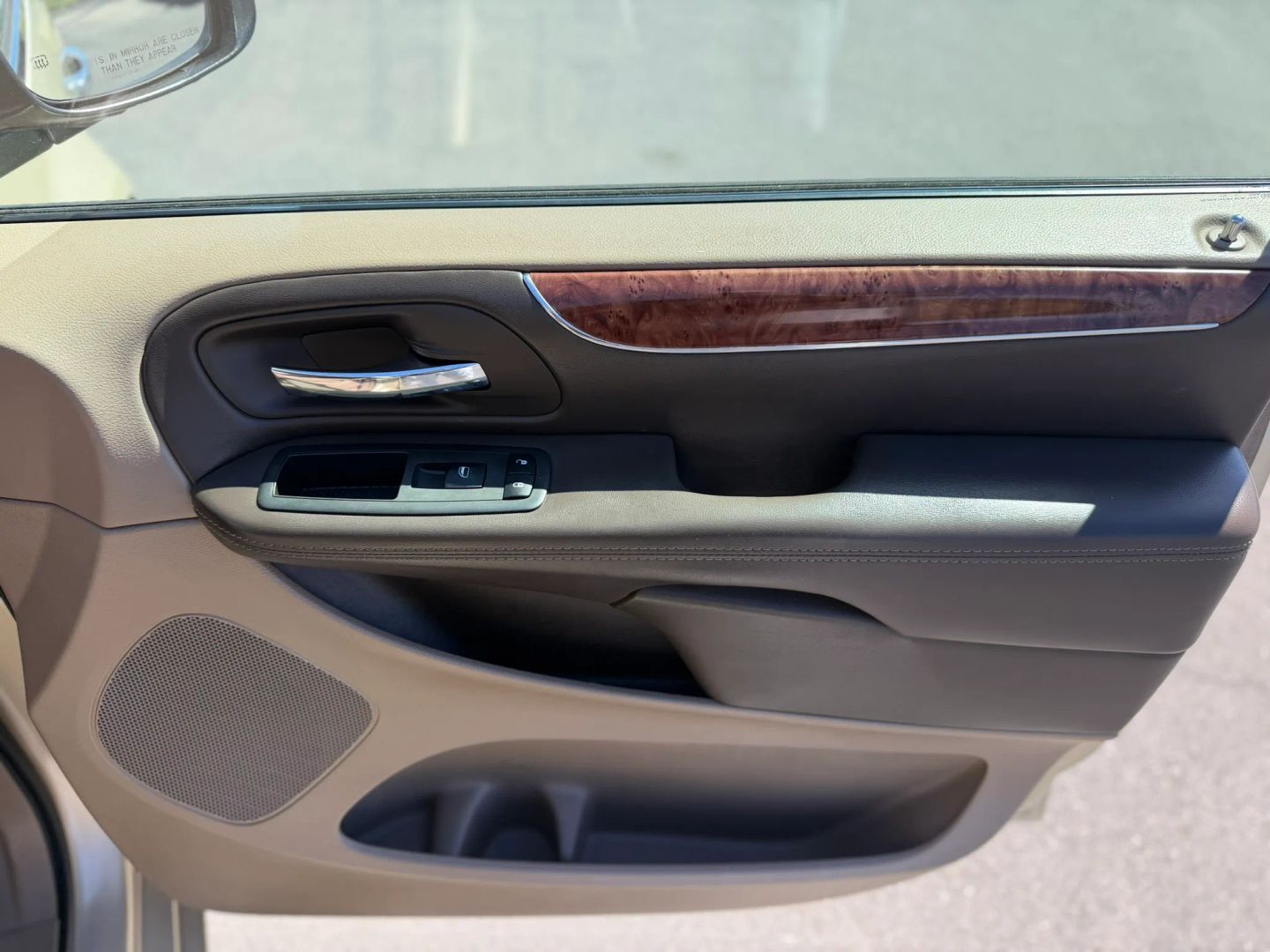 Chrysler Town and Country photo 41