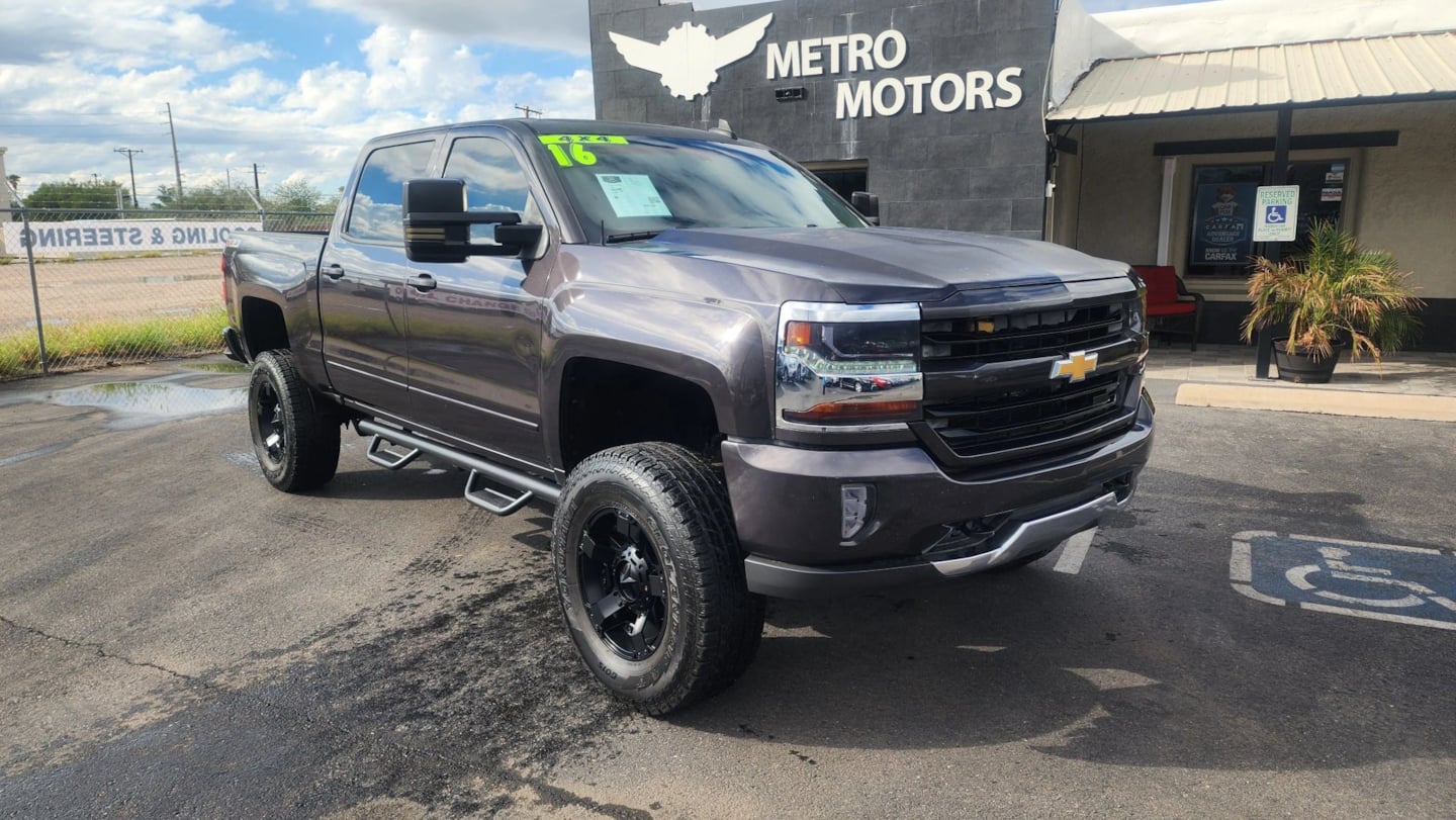 Chevrolet Silverado photo 2