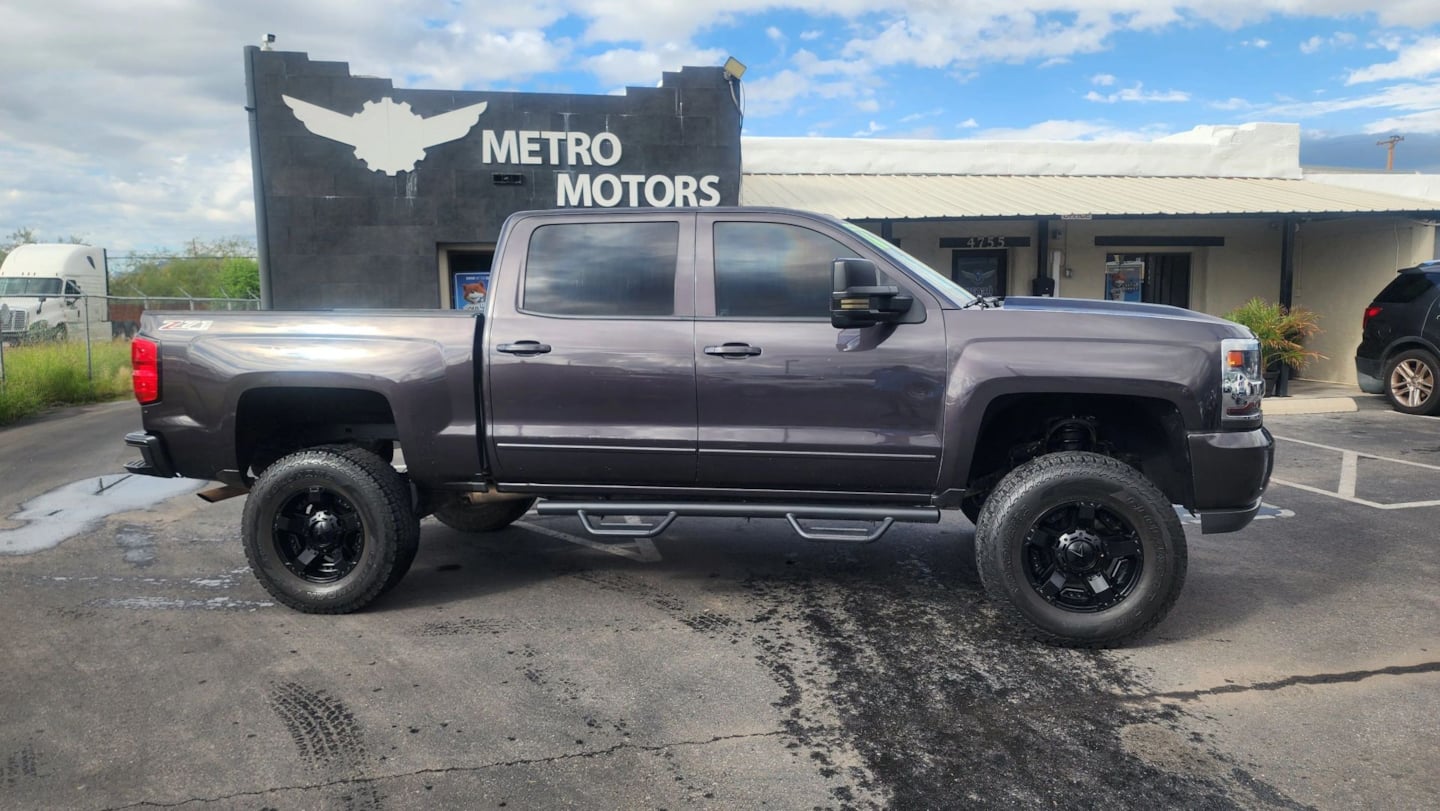 Chevrolet Silverado photo 3