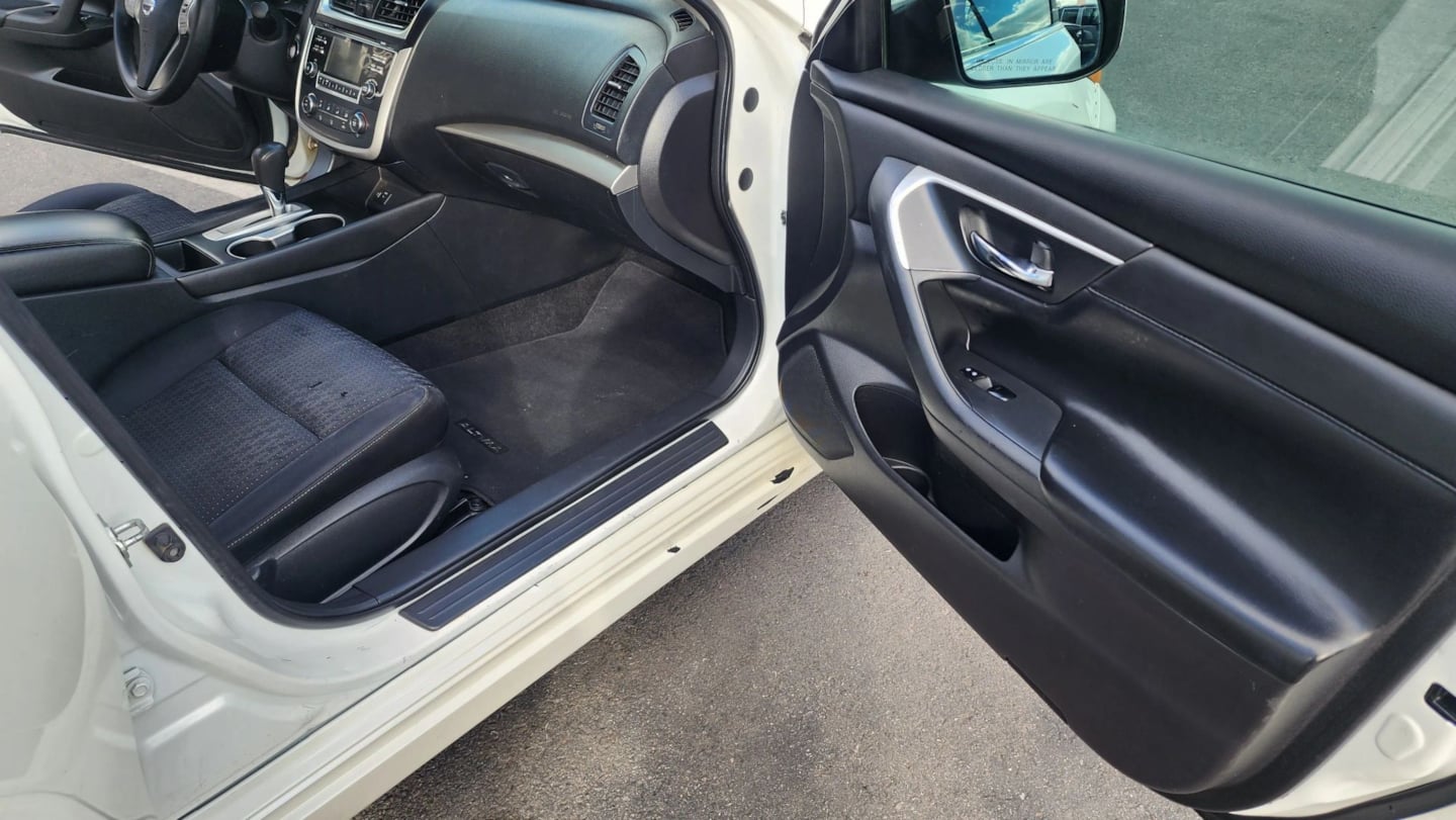 Photo 16 of this Nissan Altima