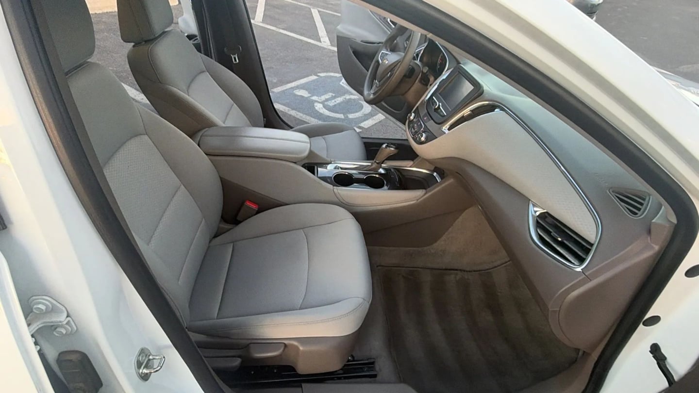 Photo 17 of this Chevrolet Malibu