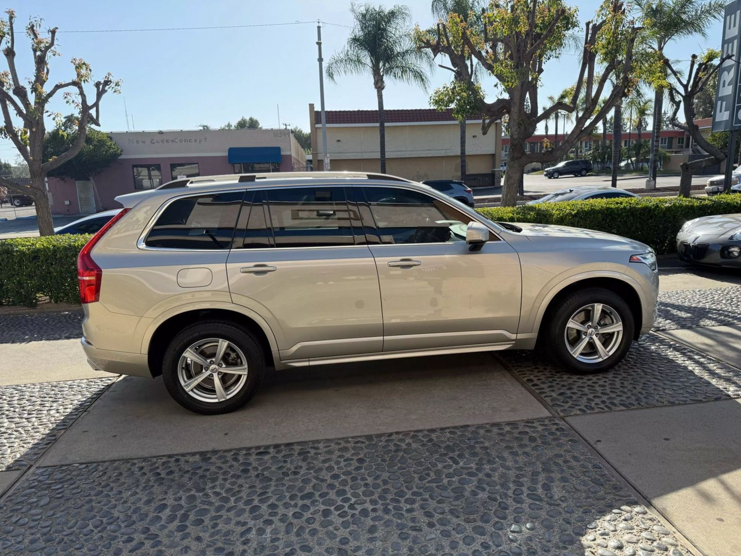 2016 Volvo XC90 T5 Momentum photo 4