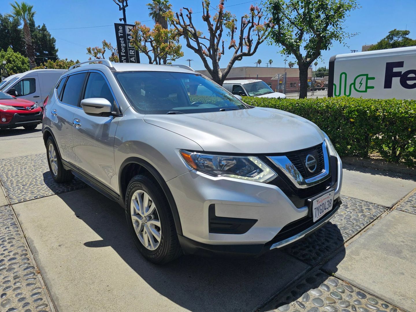 2017 Nissan Rogue SV photo 3