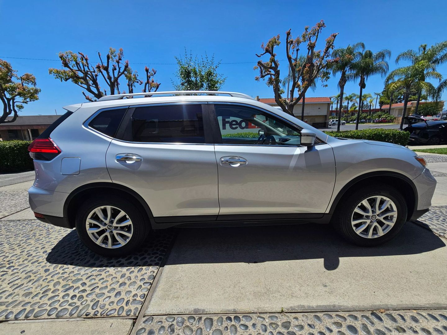 2017 Nissan Rogue SV photo 4