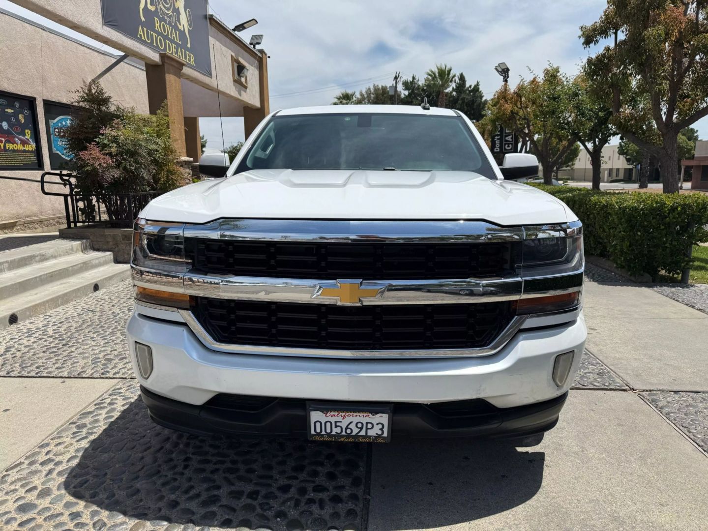 2018 Chevrolet Silverado 1500 LT photo 2