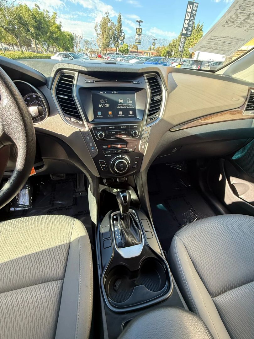 2017 Hyundai Santa Fe SE photo 29